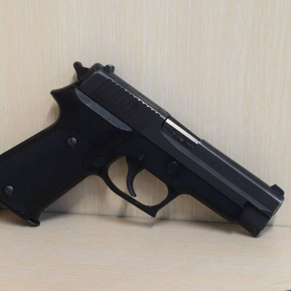 Pistol Sig Sauer model P220, 9x19 Hatches